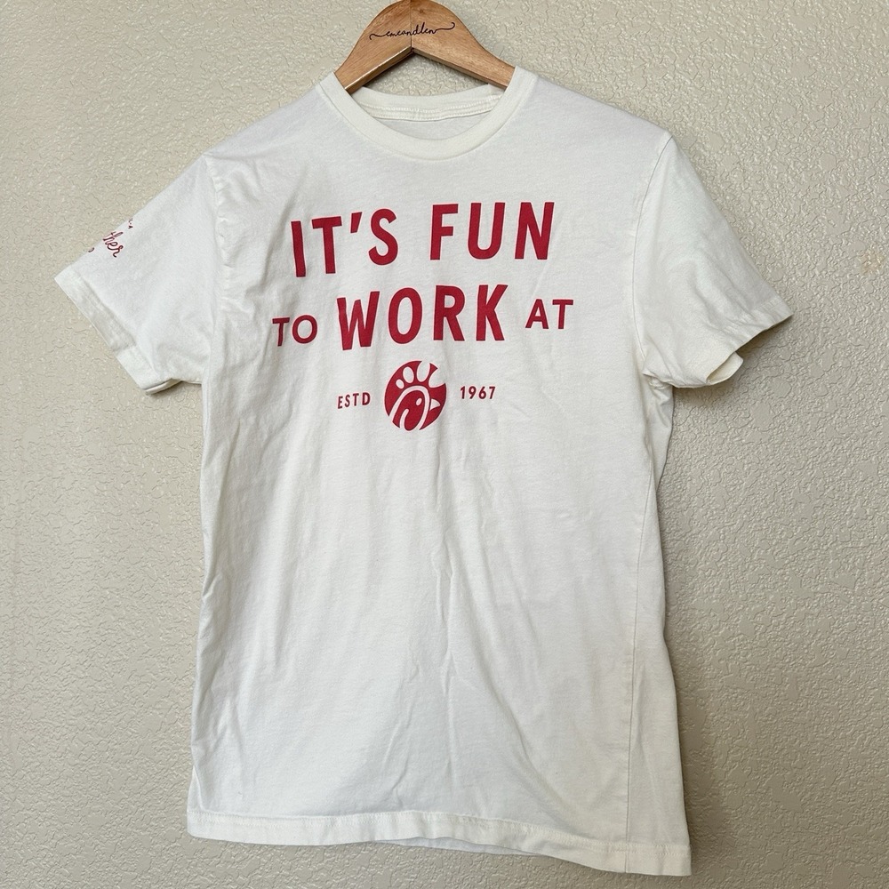 It's Fun To Work At‎ chick-fil-a cow T-shirt Unisex Men's Small White Red